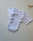 LOT 4 BODIES BLANCS BÉBÉ – MANCHES LONGUES – PRESSIONS PRATIQUES – DÈS 1 MOIS