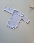 LOT 4 BODIES BLANCS BÉBÉ – MANCHES LONGUES – PRESSIONS PRATIQUES – DÈS 1 MOIS