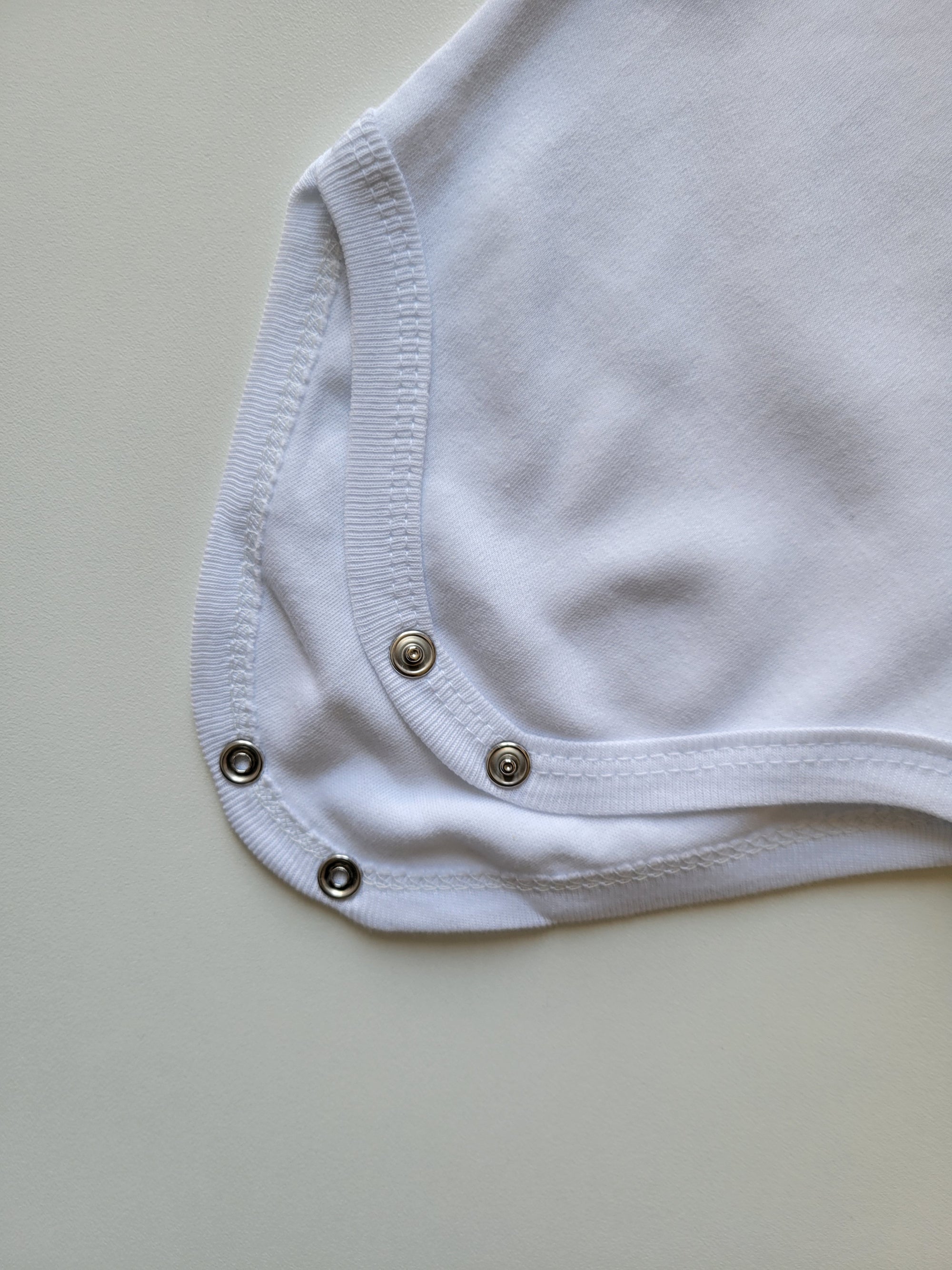 LOT 4 BODIES BLANCS BÉBÉ – MANCHES LONGUES – PRESSIONS PRATIQUES – DÈS 1 MOIS