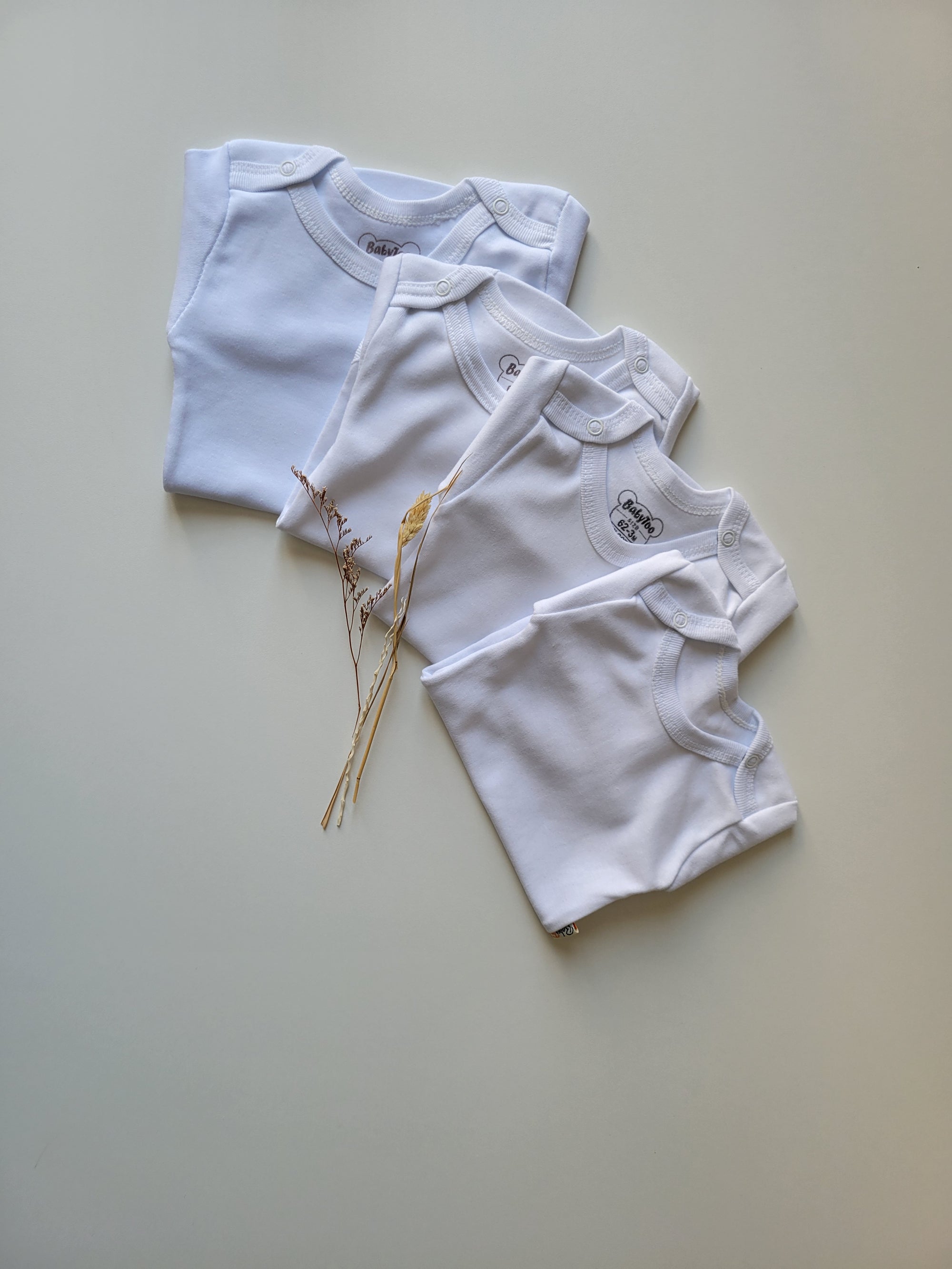 LOT 4 BODIES BLANCS BÉBÉ – MANCHES LONGUES – PRESSIONS PRATIQUES – DÈS 1 MOIS