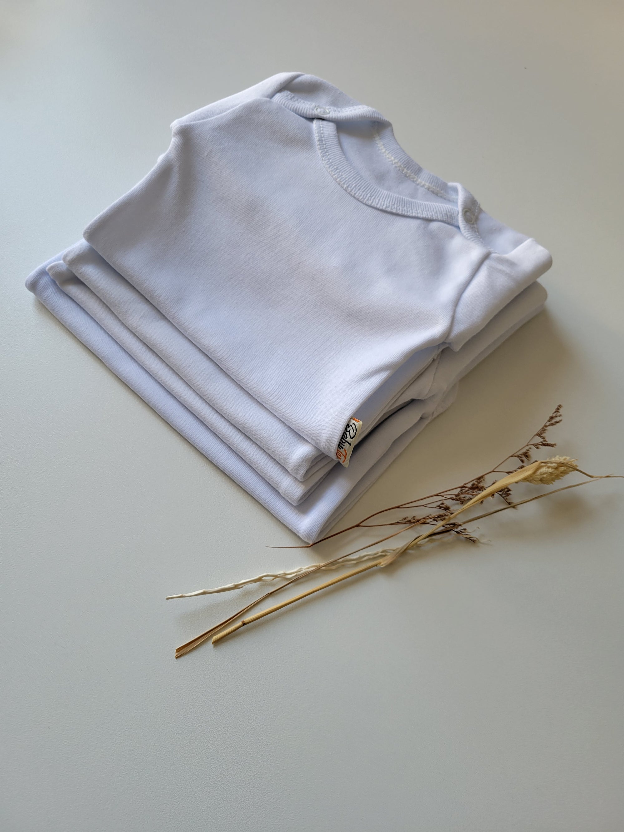 LOT 4 BODIES BLANCS BÉBÉ – MANCHES LONGUES – PRESSIONS PRATIQUES – DÈS 1 MOIS